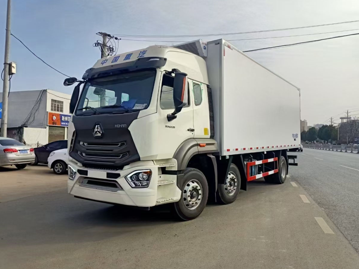 重汽豪沃小三軸冷藏車